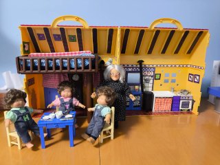 Casa Las Tres Mellizas con muñecas
