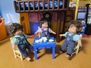 Casa Las Tres Mellizas con muñecas