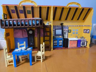 Casa Las Tres Mellizas con muñecas