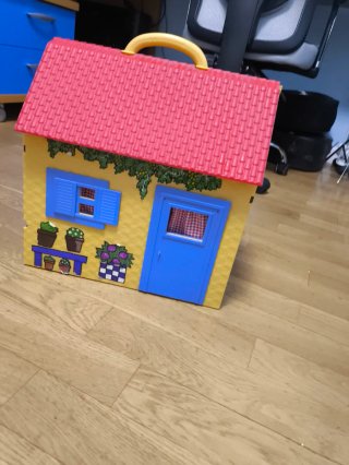 Casa Las Tres Mellizas con muñecas