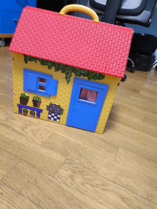 Casa Las Tres Mellizas con muñecas