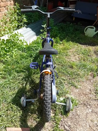 Bicicleta infantil azul con ruedines