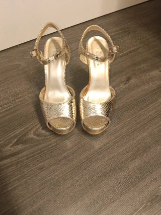 Zapatos de tacón dorados talla 35