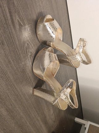 Zapatos de tacón dorados talla 35