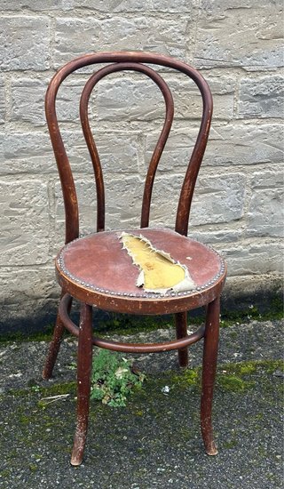 Silla de madera y cuero para restaurar. No envío