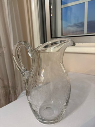 Jarra de cristal grabada