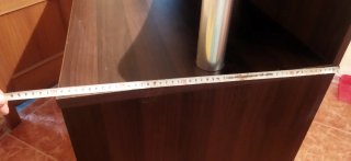 Mostrador de recepción wengue y una franja blanca