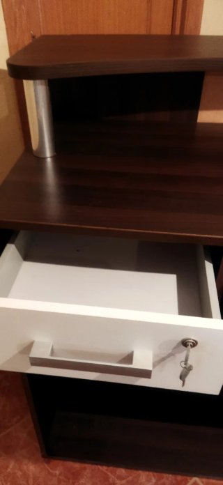 Mostrador de recepción wengue y una franja blanca