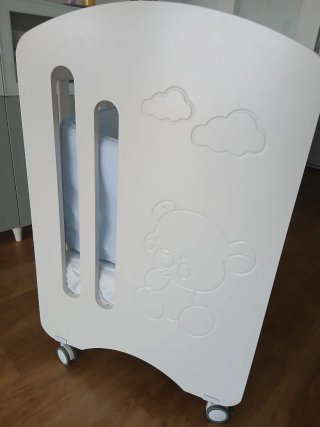 Cuna blanca con protector azul