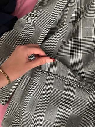 Americana gris con hombreras