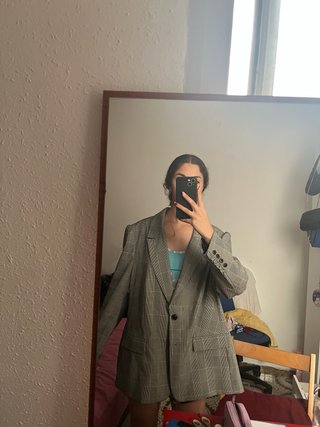 Americana gris con hombreras