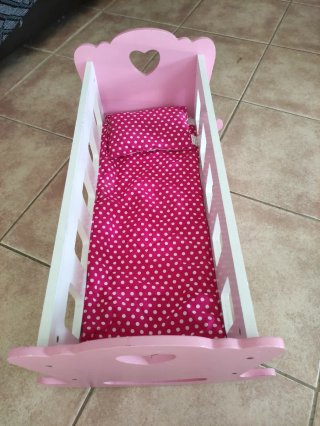 Cuna de juguete rosa y blanca