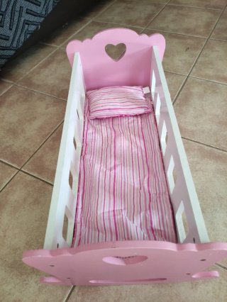 Cuna de juguete rosa y blanca