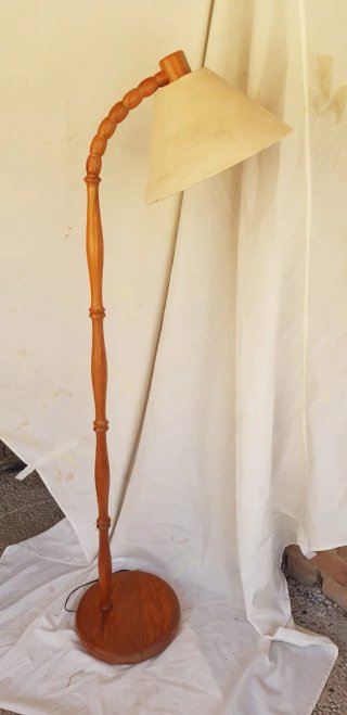 Lámpara de pie provenzal de madera