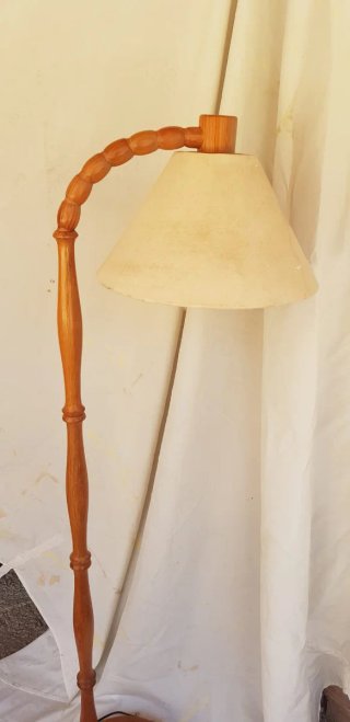 Lámpara de pie provenzal de madera