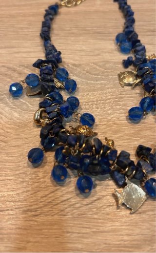 Collar artesanal azul con charms marinos
