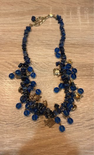 Collar artesanal azul con charms marinos