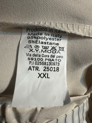 Pantalón ancho beige con cinturón