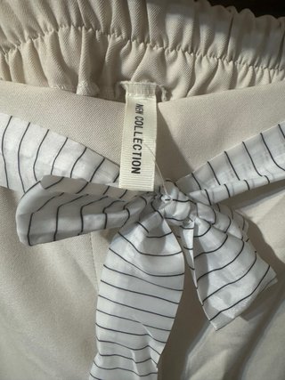 Pantalón ancho beige con cinturón