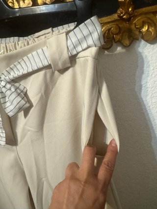 Pantalón ancho beige con cinturón