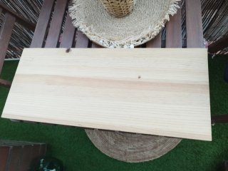 Dos baldas de madera de pino. Sin estrenar.