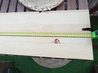 Dos baldas de madera de pino. Sin estrenar.