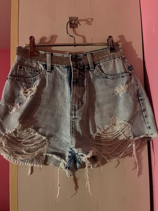 Shorts vaqueros desgastados con pedrería