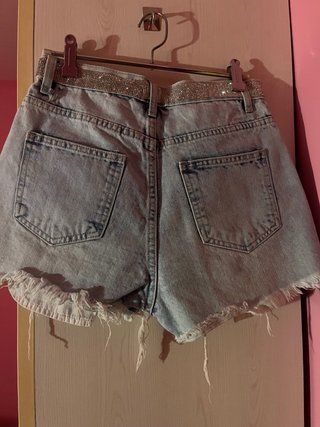 Shorts vaqueros desgastados con pedrería