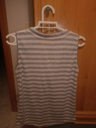 Camiseta sin mangas con cordones y estampado