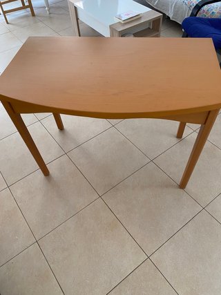 Mesa auxiliar de madera clara