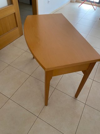 Mesa auxiliar de madera clara