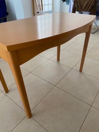 Mesa auxiliar de madera clara