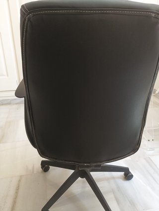 Sillón de oficina giratorio negro piel