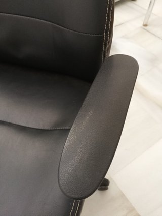 Sillón de oficina giratorio negro piel