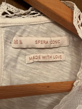 Blusa blanca bordada con pedrería azul