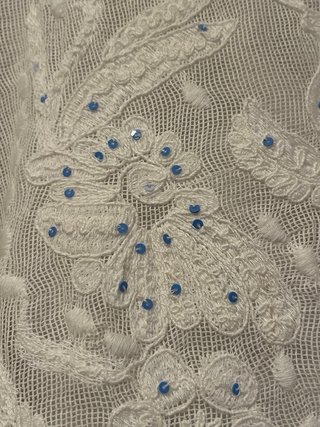 Blusa blanca bordada con pedrería azul