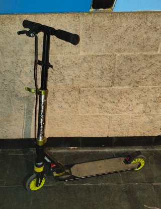 Patinete Decathlon Oxelo Negro y Amarillo. Alumino