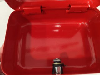 Caja de caudales roja con llave