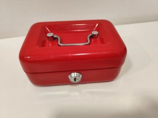 Caja de caudales roja con llave