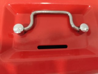 Caja de caudales roja con llave