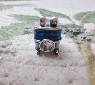 Charm Anna y Elsa en Trineo de Disney