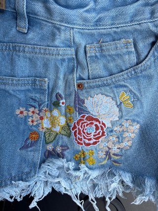 Shorts vaqueros Pull&Bear bordados talla 32