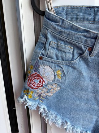 Shorts vaqueros Pull&Bear bordados talla 32