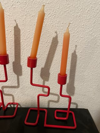 Candelabros de metal rojos