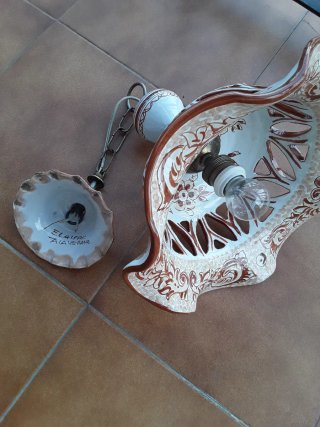 Lámpara de porcelana colgante de Talavera.