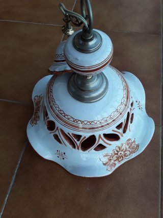 Lámpara de porcelana colgante de Talavera.