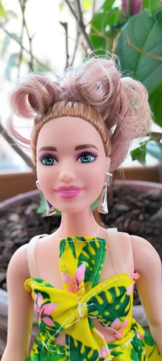 Muñeca Barbie Curvy Fashionista 2019
