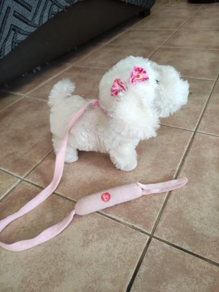 Perro de peluche blanco con lazo rosa