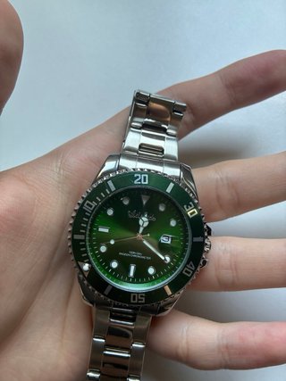 Reloj de pulsera verde y plateado