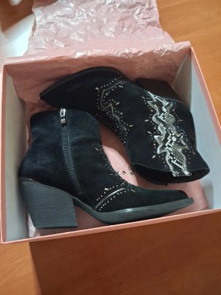 Botines negros marca  Alma en Pena T.37